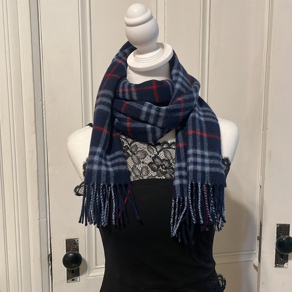 Burberry Winter Scarf Unisex (B) - Picture 8 of 9